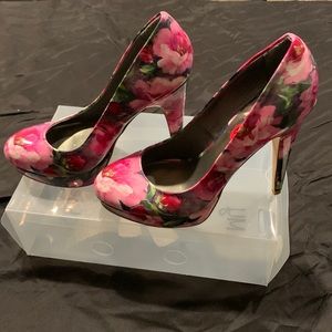 Designed by Guess. A pink floral design. Size 8 1/2M